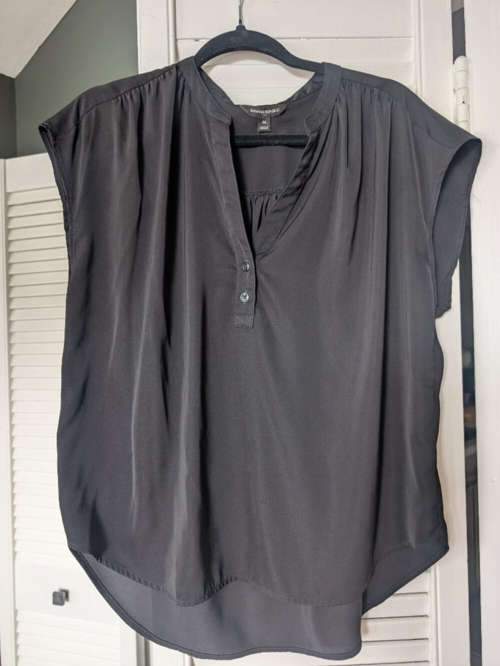 Banana Republic Black Pleated Back Henley Blouse M